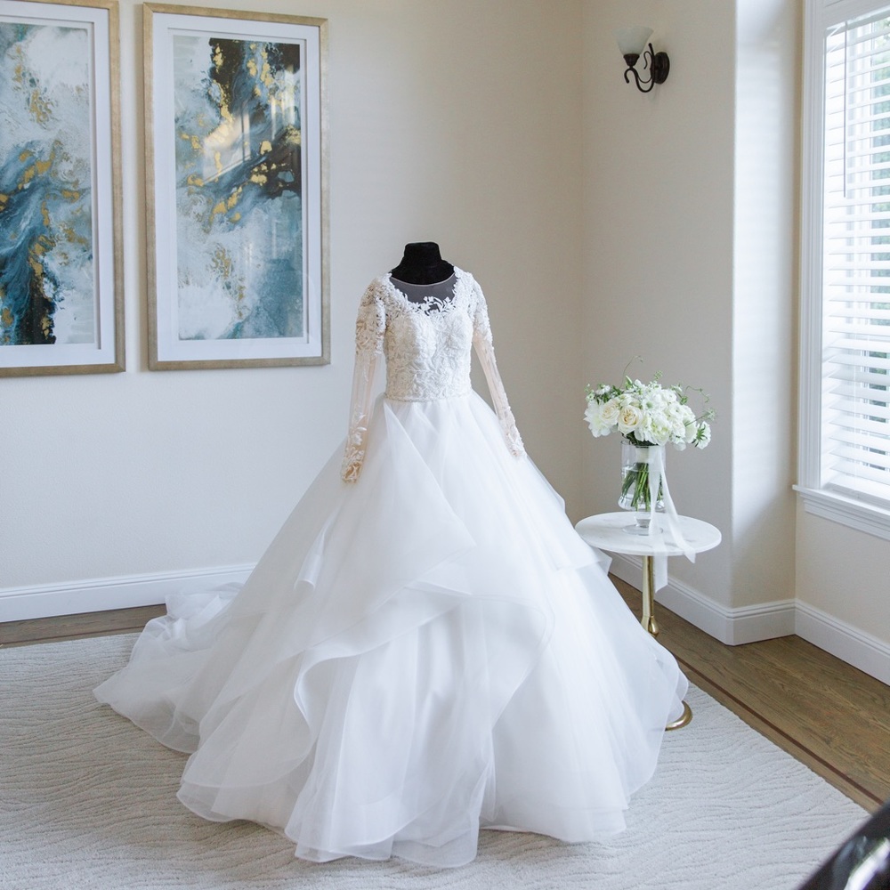 LIKE NEW!! Wedding dress with gorgeous embellishments!